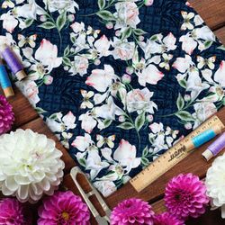 Ткань ниагара живописные розы на синем фоне