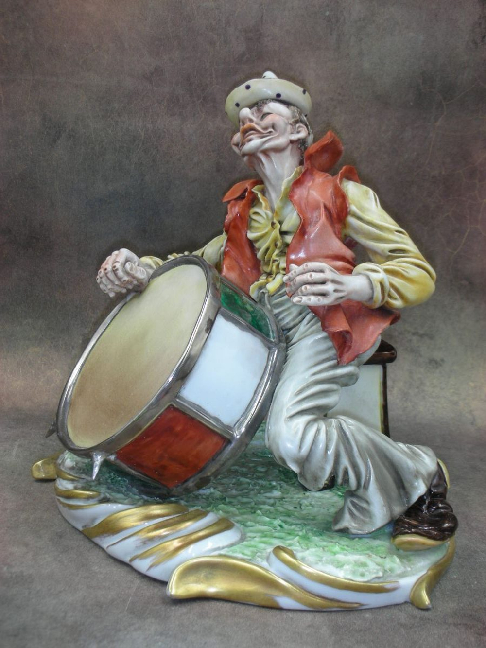 Статуэтка. Фарфор. Клоун барабанщик. Capodimonte. Италия