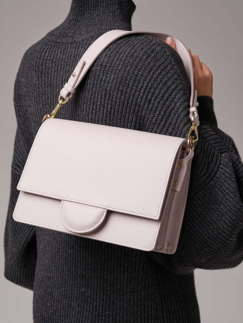 Сумка кожаная через плечо розовый дым