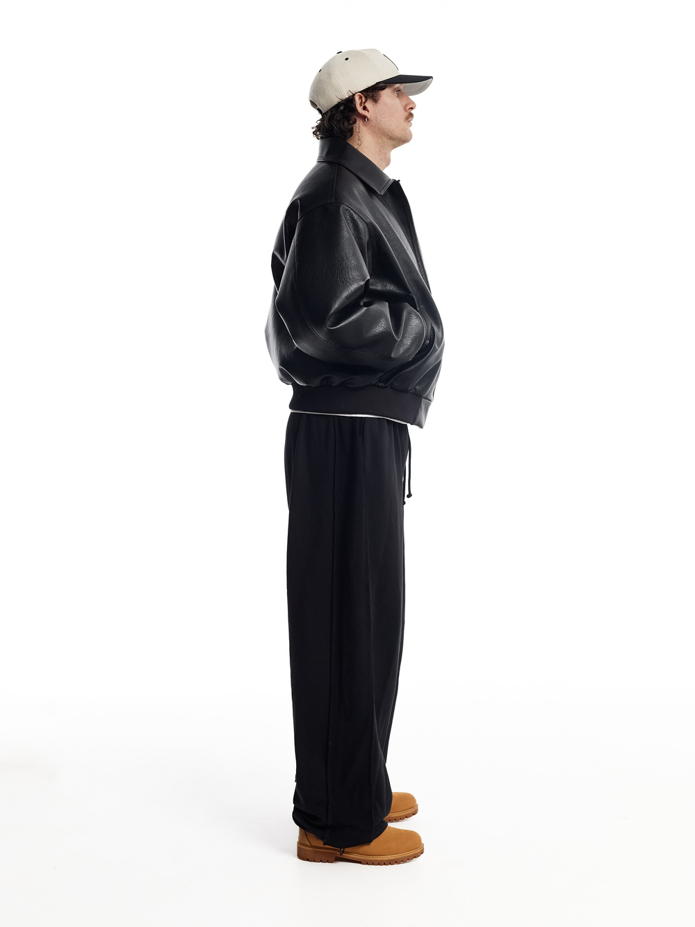 Кожаный Бомбер в черном цвете