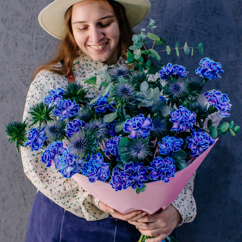 82. Элегантный стойкий синий букет с диантусами и эрингиумом