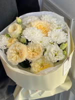 Букет из хризантемы, кустовой пионовидной розы и лизиантуса