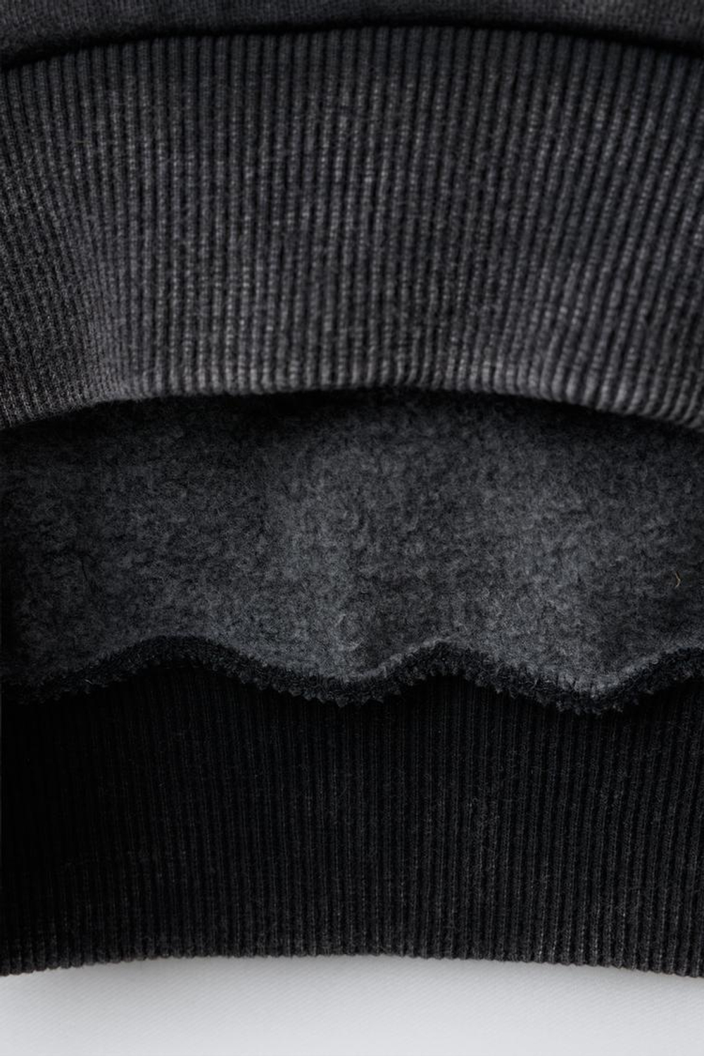 ZARA ТОЛСТОВКА С ЭФФЕКТОМ ПОТЕРТОСТИ И НАДПИСЬЮ, ЧЕРНЫЙ