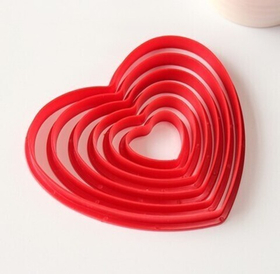 Набор пластиковых вырубок "Сердечки", 6 шт цвет красный