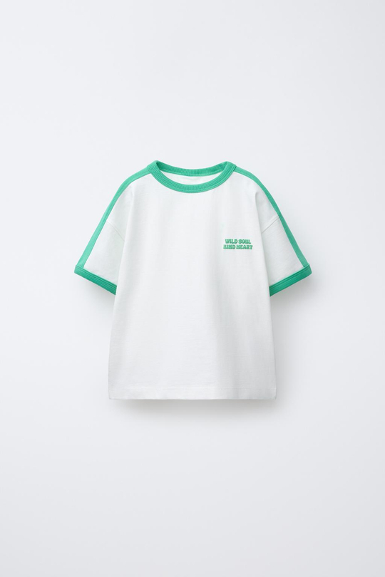 ZARA ФУТБОЛКА С РЕЛЬЕФНЫМ ТЕКСТОВЫМ ПРИНТОМ, БЕЛЫЙ/ЗЕЛЕНЫЙ