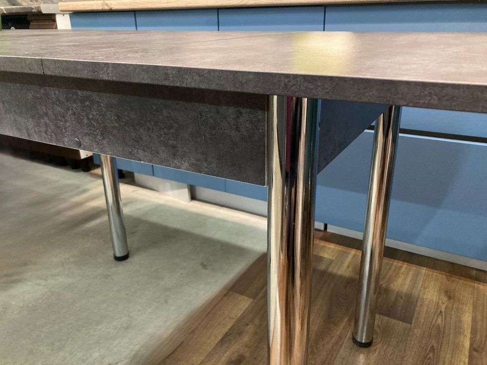 Стол разд ЛДСП подстолье прямое хром Царг.пояс бетон темный Ст-ца камень темный