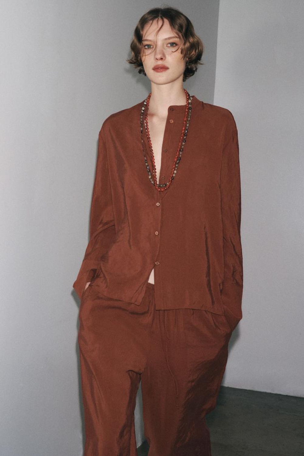 ZARA РУБАШКА ИЗ СТРУЯЩЕЙСЯ ТКАНИ — ZW COLLECTION, КАРАМЕЛЬНЫЙ