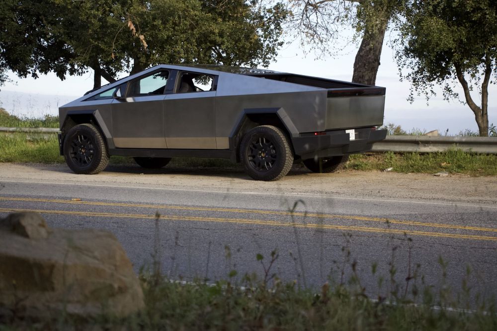 Tesla Cybertruck Rear-wheel Drive (2024)