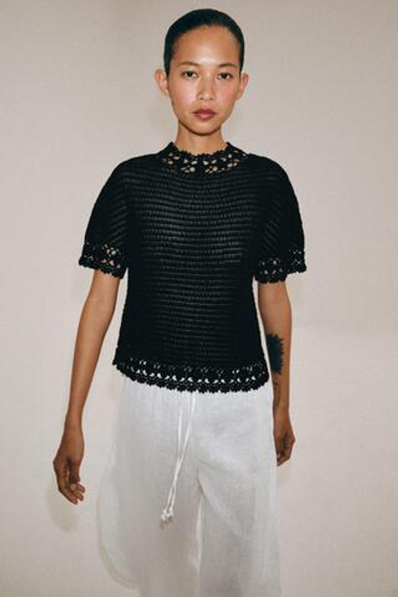 ZARA ТРИКОТАЖНЫЙ ТОП С ВЫСОКИМ ВОРОТНИКОМ И ЦВЕТОЧНЫМИ ДЕТАЛЯМИ, ЧЕРНЫЙ