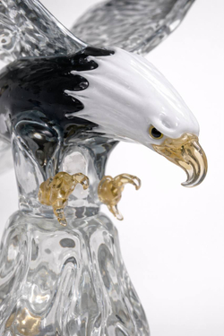 Орел Нотте Бореале на пьедестале