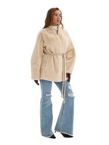 Бежевая шуба из эко-меха с поясом