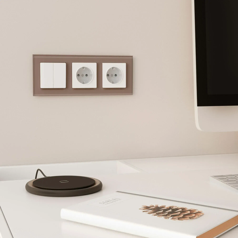 Рамка на 3 поста Favorit (латте, стекло) W0031142