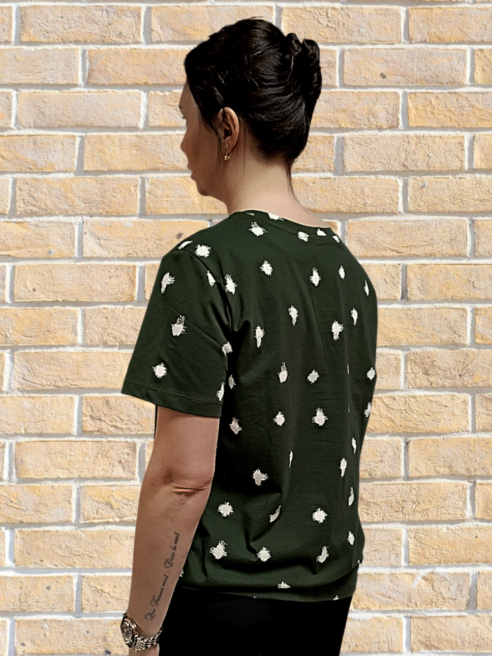 3868 Футболка женская с коротким рукавом абстракция на хаки (56)