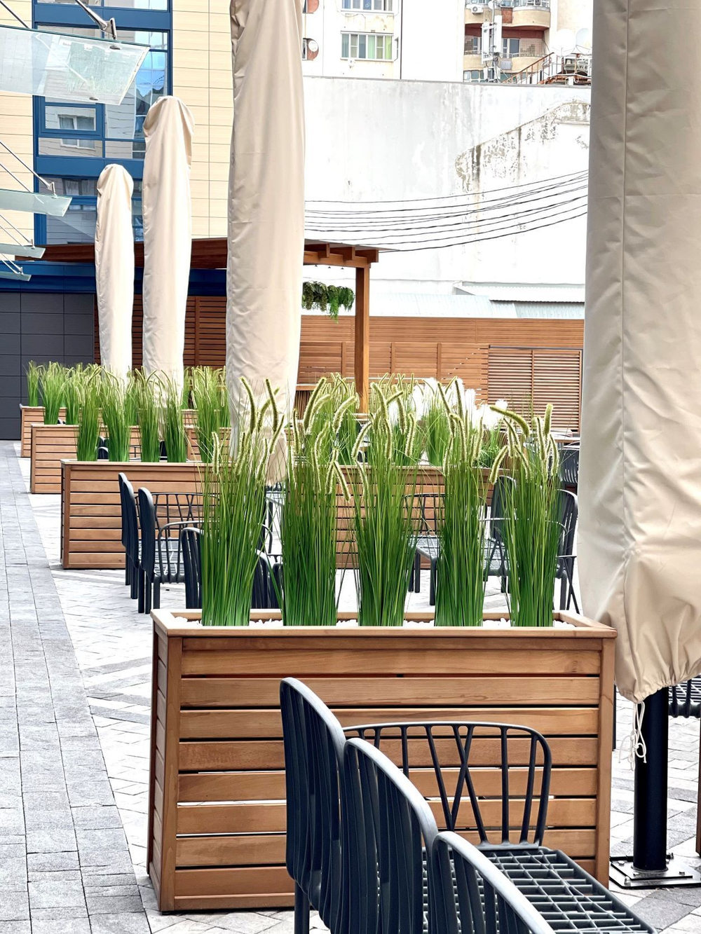 Озеленение искусственными осоками отеля "Hilton" г.Краснодар