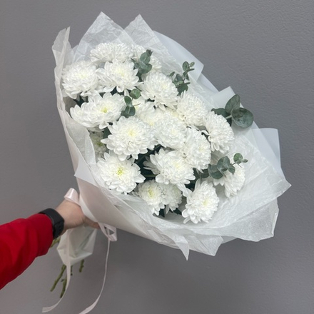 Букет из белых кустовых хризантем и эвкалипта