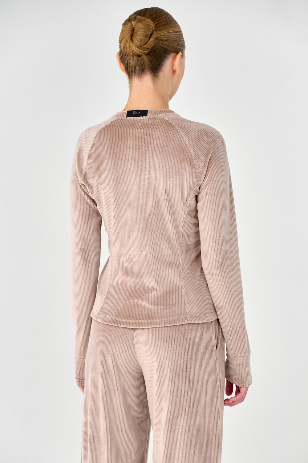 Лонгслив велюровый приталенный с рельефом