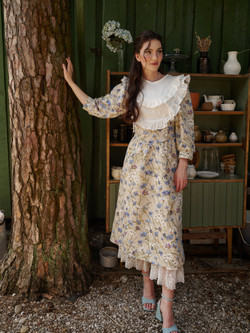 Платье миди с вырезом