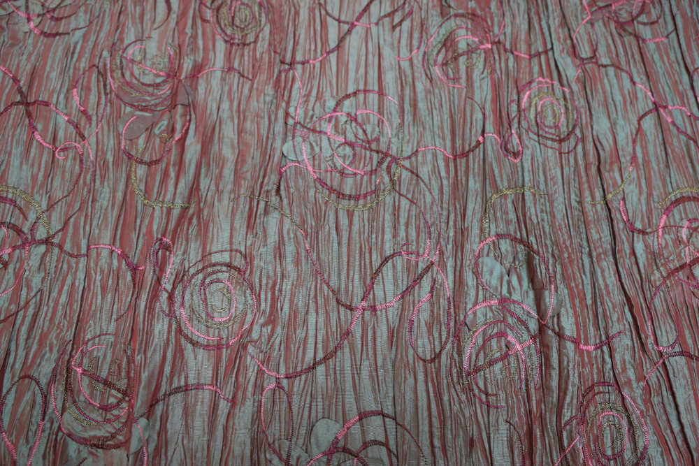 Тафта жатая вышивка красновато-зеленая