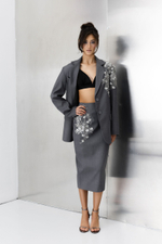 Жакет однобортный с аппликацией серый