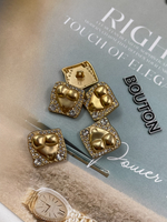 Пуговицы Скиап. квадратные в стразах с рельефом тела матовое золото