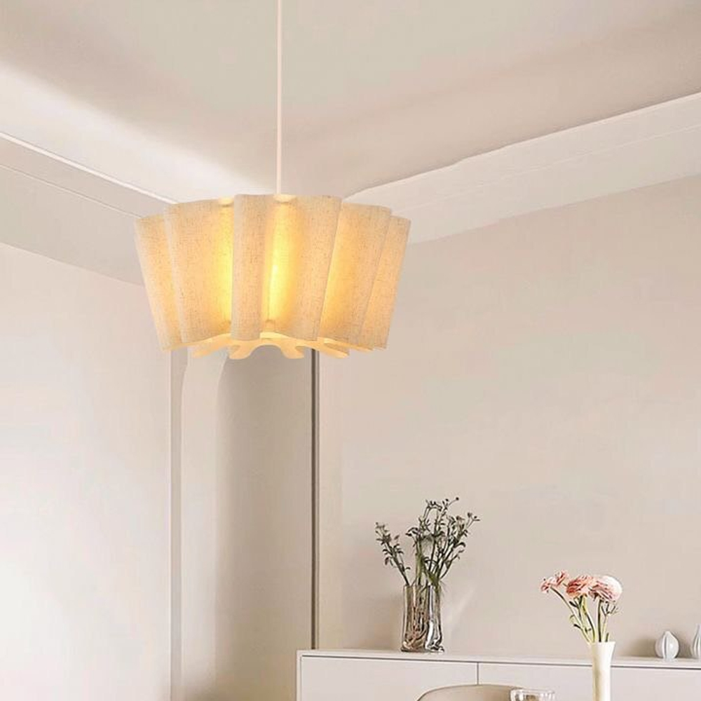 Лаконичный подвесной светильник с мягким текстильным абажуром и теплым рассеянным светом.
