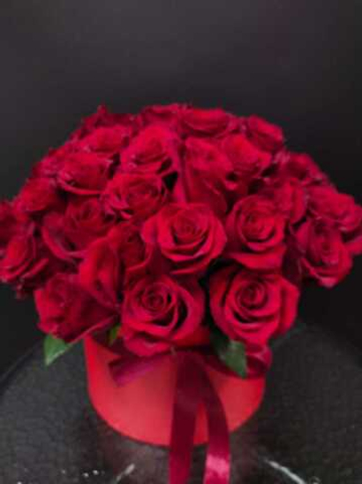 Розы в шляпной коробке