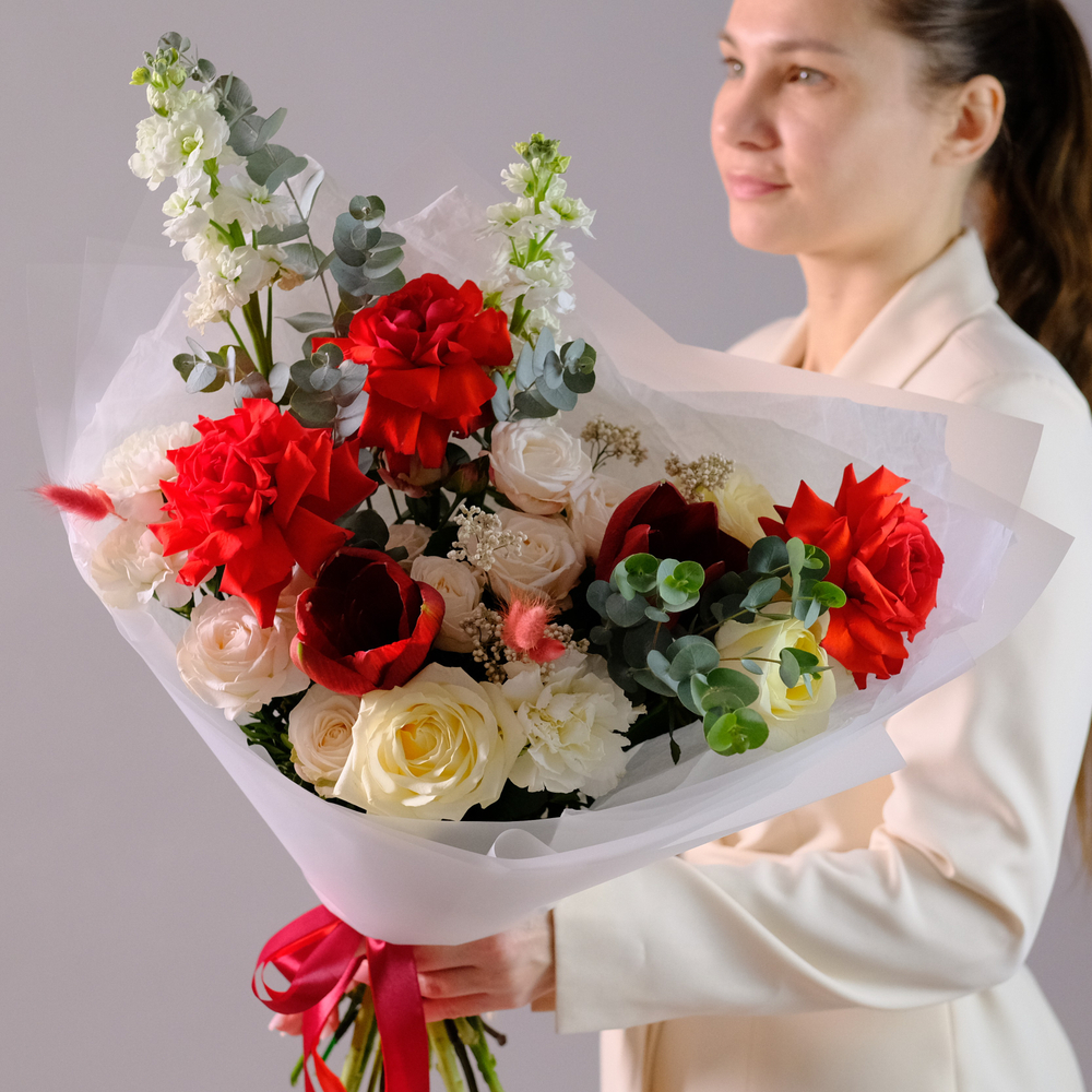 Букет с амариллисом и французскими розами #183