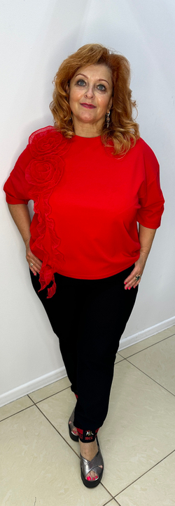 Черные брюки-момы на резинке с красно-белым принтом