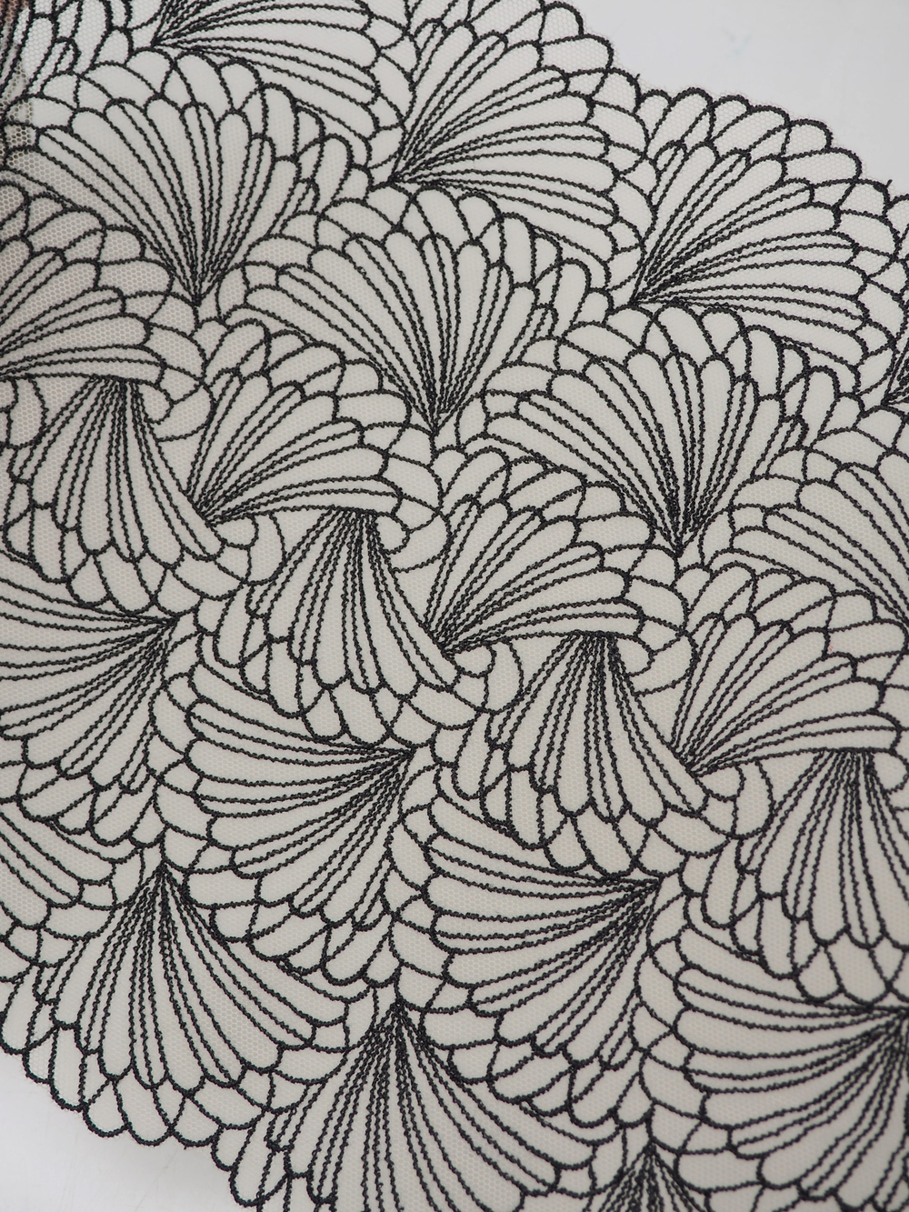 Вышивка на сетке телесная с черным ширина 22 см ОТРЕЗЫ