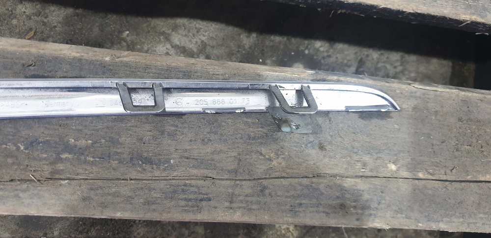 Молдинг решетки радиатора левый верхний Mercedes C-Class (W205) 14-18 Б/У Оригинал A2058880173