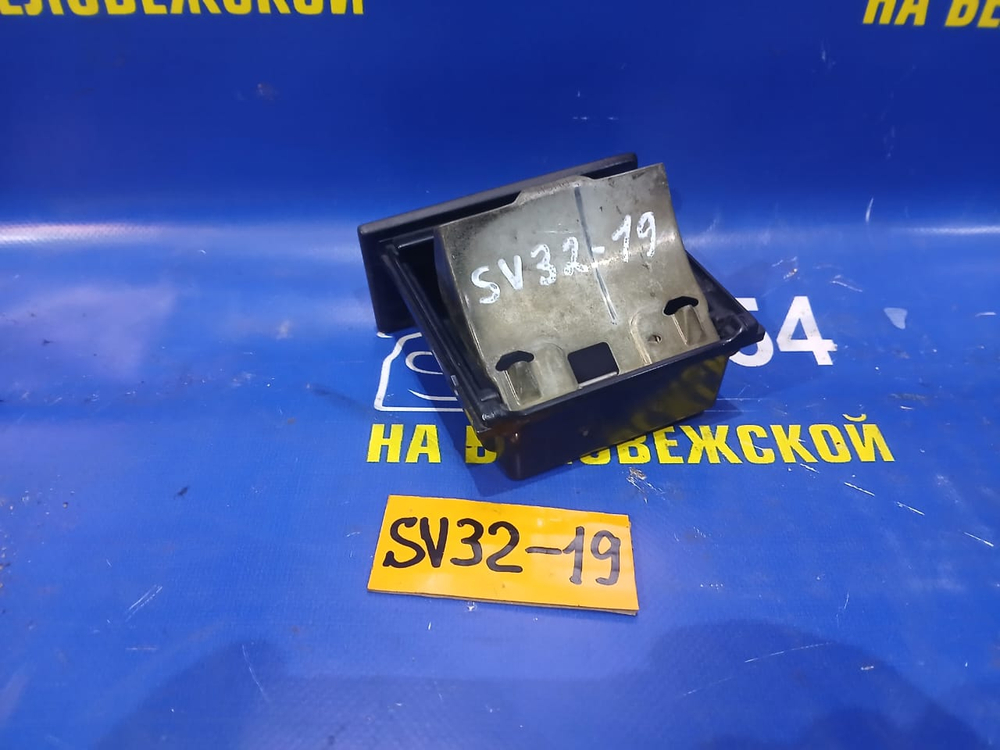 Пепельница TOYOTA VISTA 1990