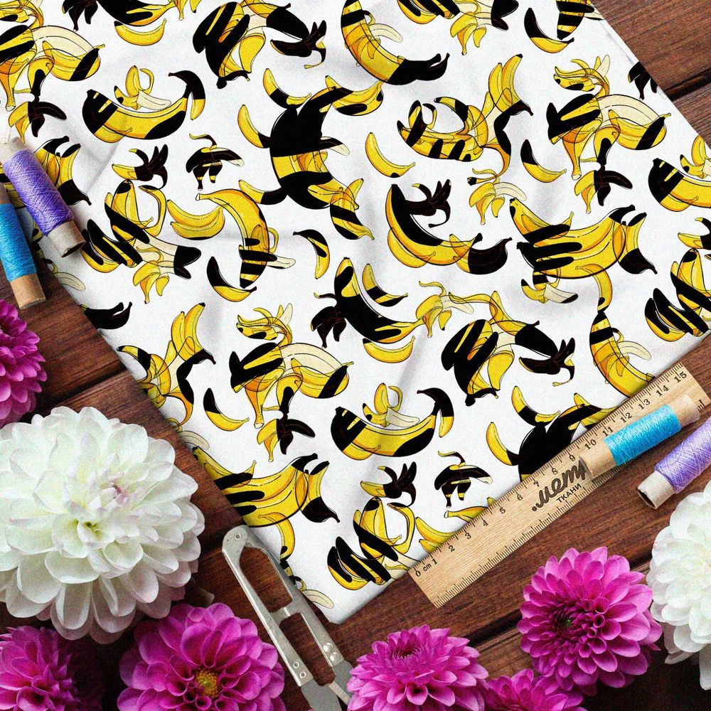 Ткань лён яркие бананы с чёрными тенями на белом фоне