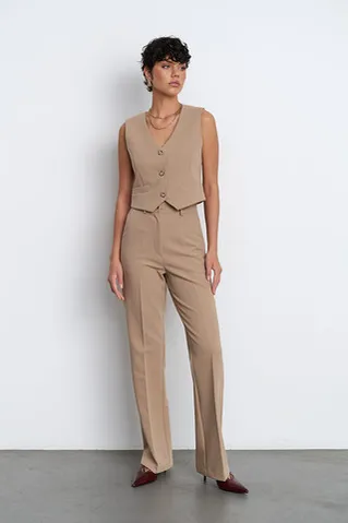 Жилет костюмный цвета капучино