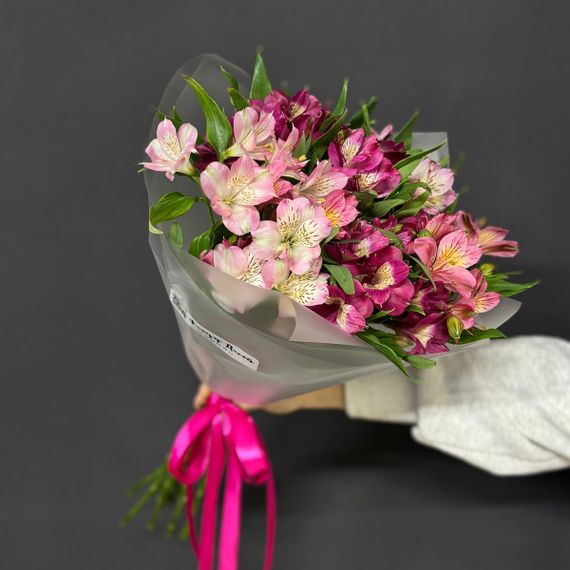 букет из альстромерий