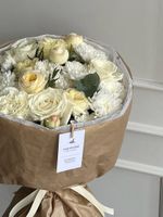 Букет сборный из хризантемы, эвкалипта и кустовых пионовидных роз