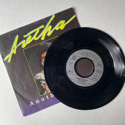 Винтажная виниловая пластинка 7 дюймов (маленькая пластинка) Aretha Franklin Another Night (Германия 1986)