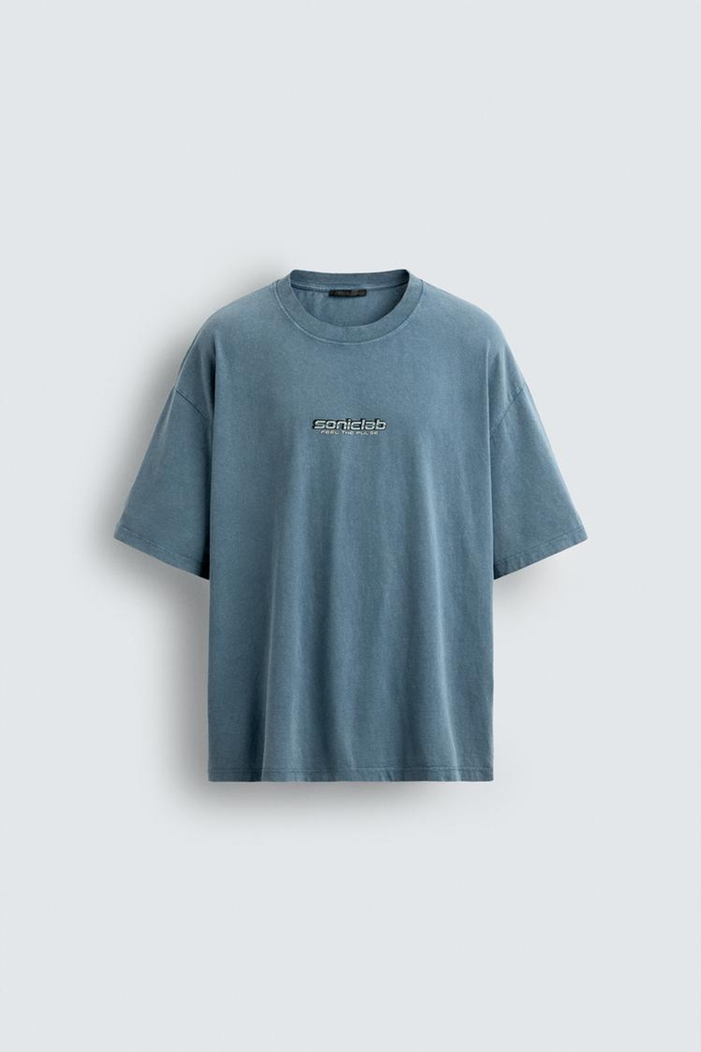 ZARA ФУТБОЛКА С ГРАФИЧЕСКИМ ПРИНТОМ И ЭФФЕКТОМ ПОТЕРТОСТИ, ЛИНЯЛЫЙ СИНИЙ