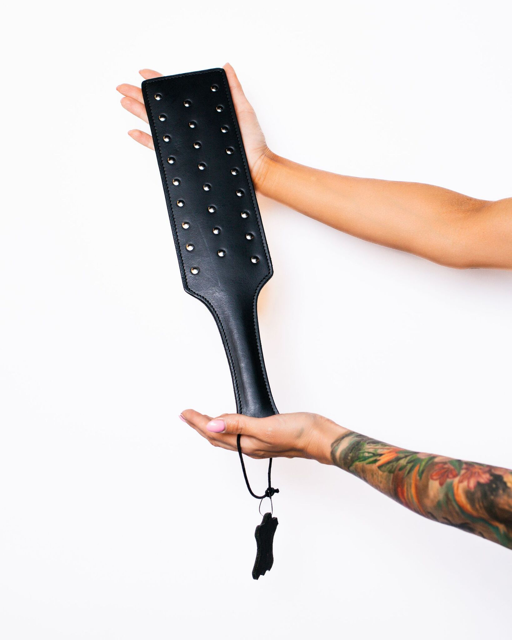 Черная шлепалка Scandal из натуральной кожи с клёпками - 41,5 см. (Цвет: черный)