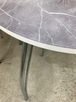 Стол неразд стеклянный Круг подстолье чайка хром Мрамор серый фп