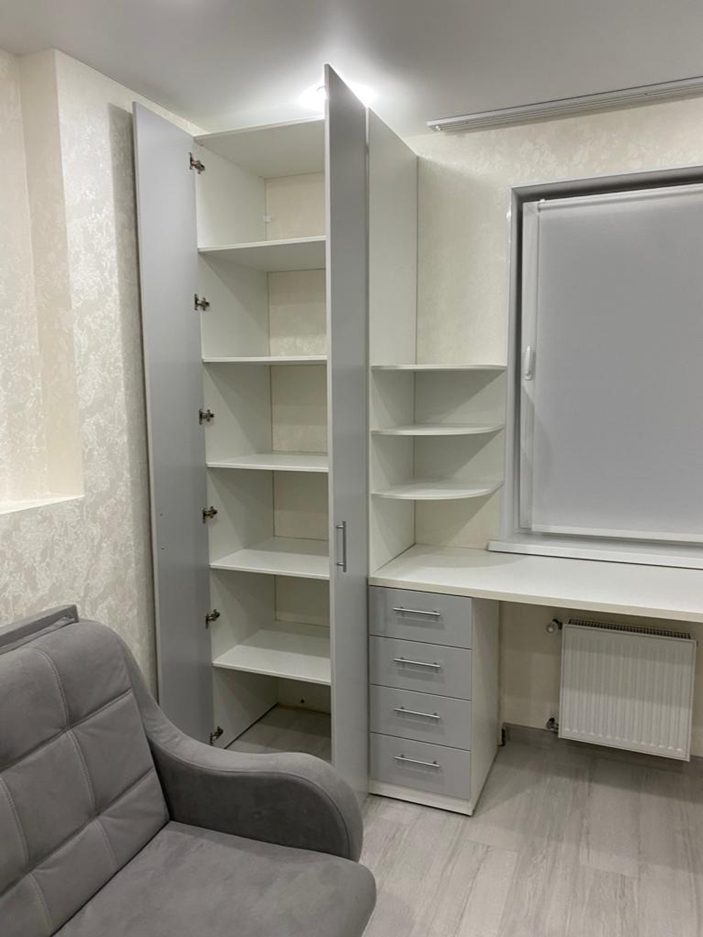 Шкафы с рабочей зоной возле окна под заказ