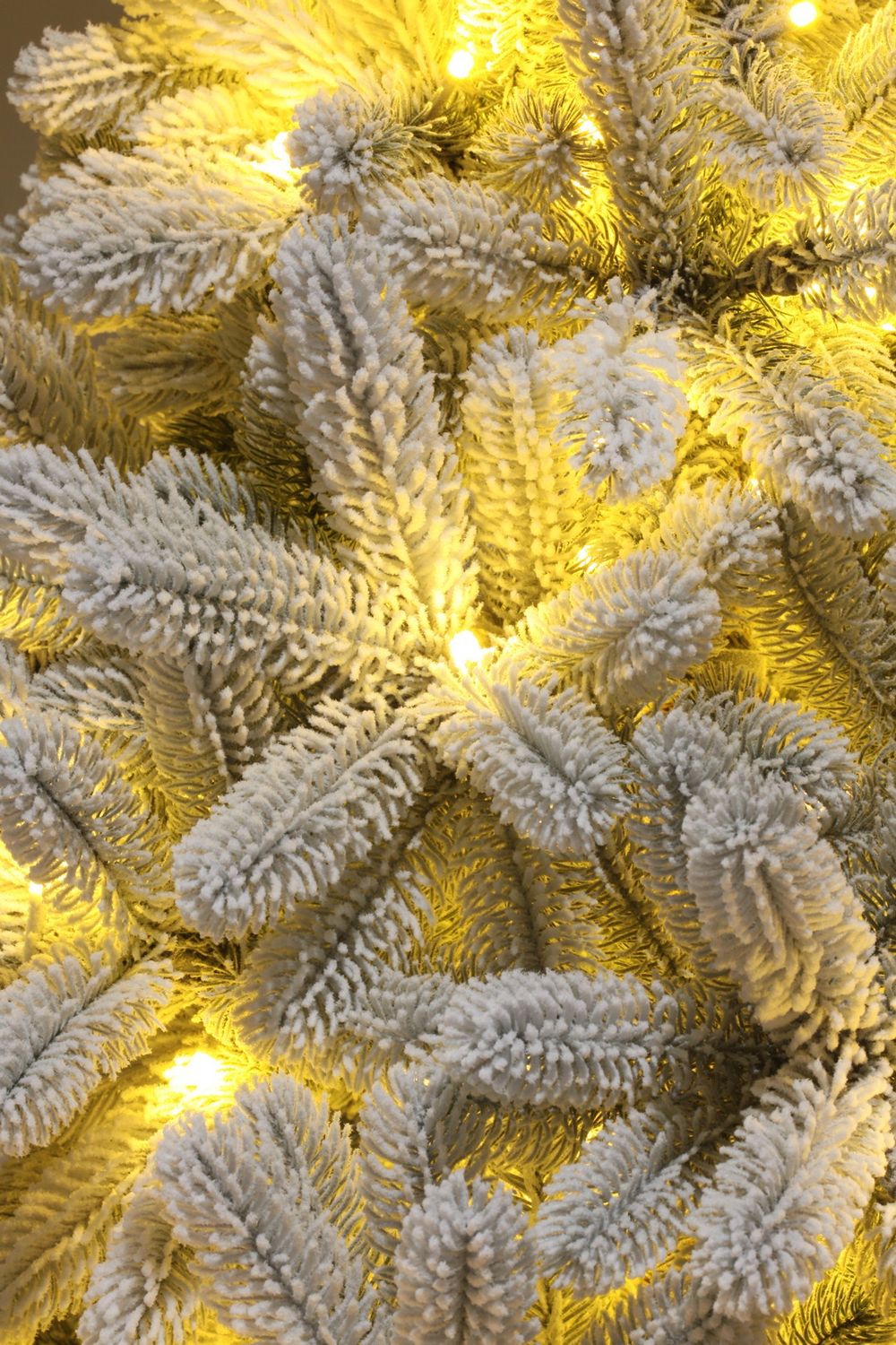 Заснеженная елка с гирляндой встроенной «Русская Императрица» (Литая хвоя) от 1,2 м до 3 м