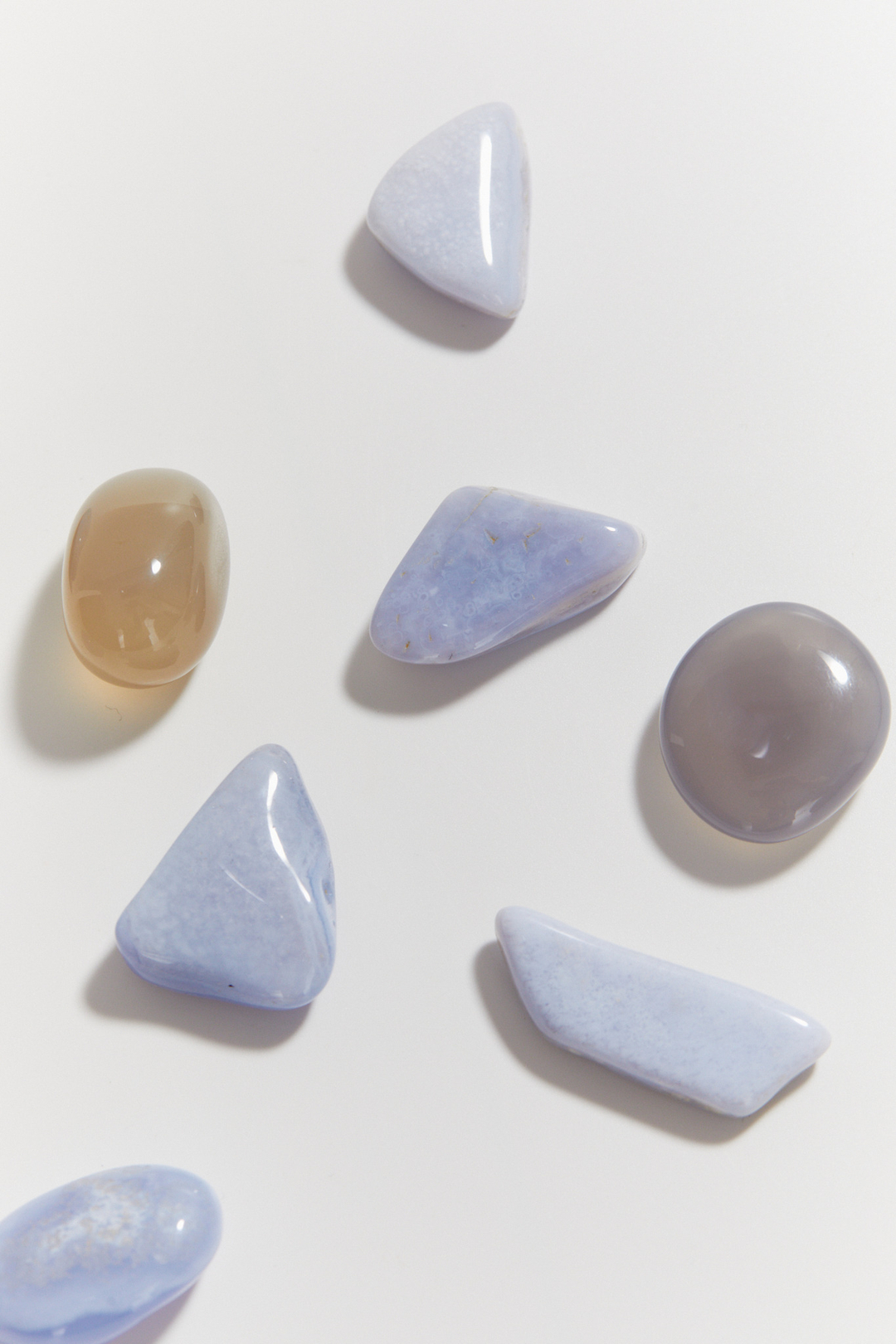 Голубой кружевной агат галтовка