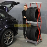 Вертикальный подкатной стеллаж системы IF для хранения 4 шин шириной до 255 мм, использование в интерьере гаража.