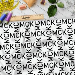 Ткань блэкаут узор из чёрных букв на бежевом фоне