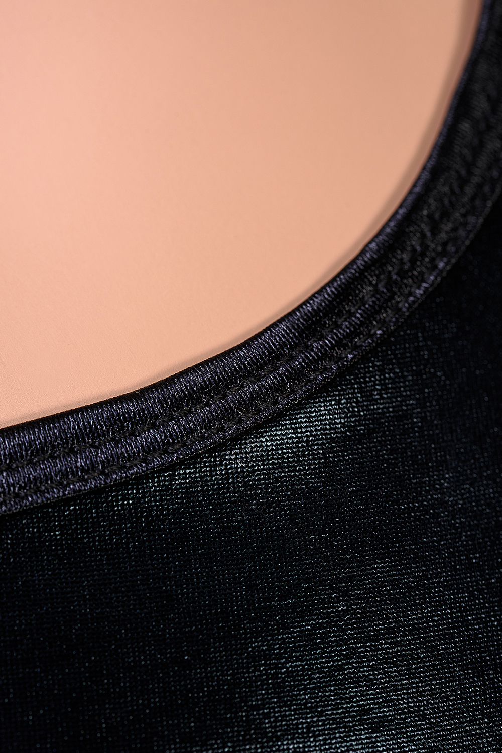 Платье с открытой спиной wetlook черное OS