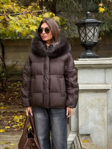 Короткий шоколадный пуховик с затяжками на рукавах