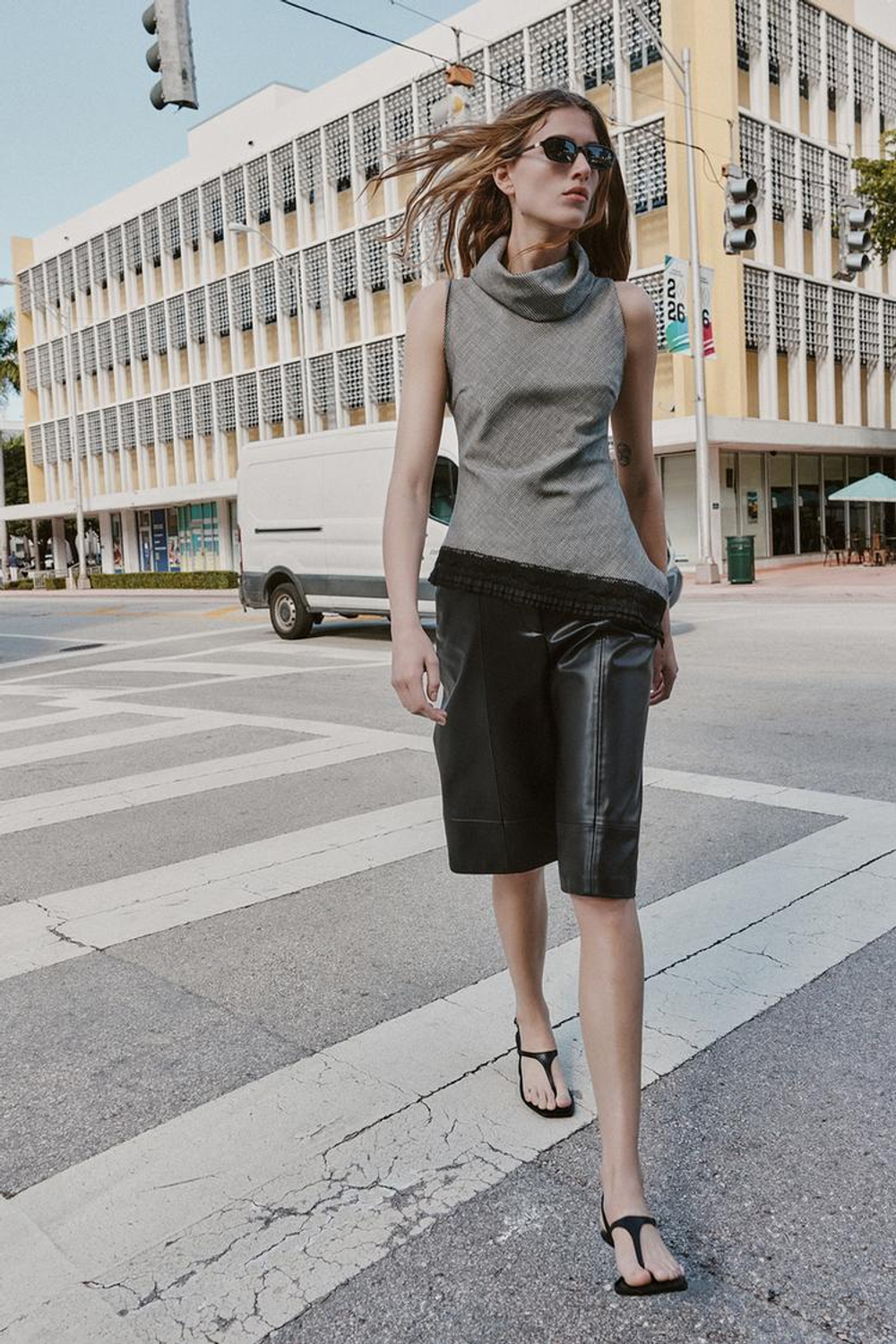 ZARA ТОП С УЗОРОМ «ГУСИНАЯ ЛАПКА», АСИММЕТРИЧНЫЙ НИЗ И КРУЖЕВО, ЧЕРНЫЙ/ЭКРЮ