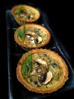 Киш с красным луком и грибами
