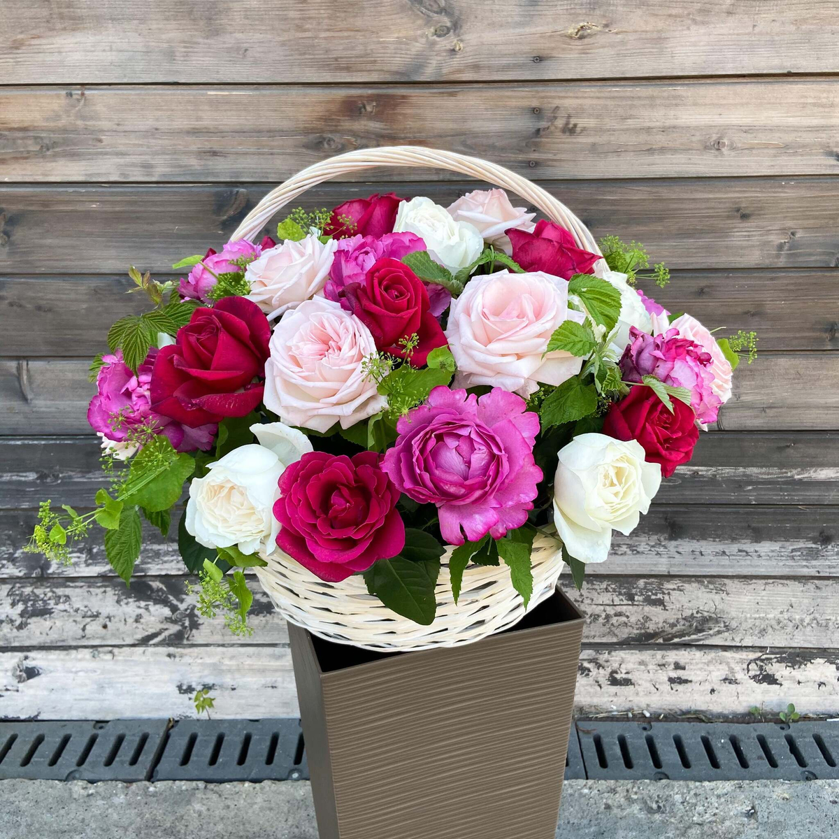 Ягодный микс — корзина ароматных роз