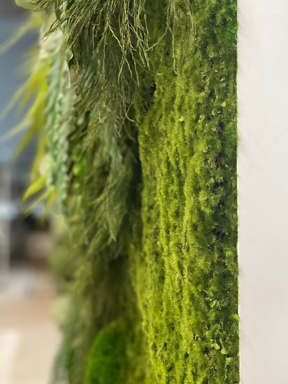 21.02. Вертикальное озеленение искусственными и стабилизированными растениями и мхом.